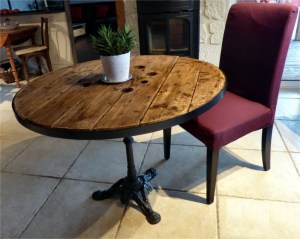 recupfactory pau décoration vintage bois palette table bistrot avec touret de récupération et pied en fonte vintage