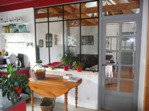 recupfactory pau décoration vintage bois palette création verrière cornières acier et vitres sécurit style industriel