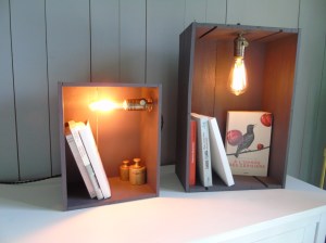 petite et grande caisses bois lumière ambiance nuit vintage rétro indus caisse en bois recup et factory ampoule édison.