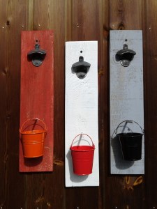 decapsuleur-mural-customisation-bois-palette-biere-vintage-deco-retro-personnalisation