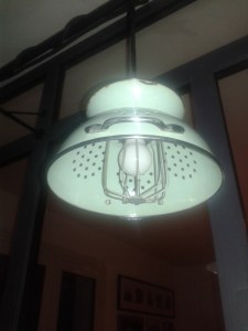 passoire recyclée recup deco vintage lumière