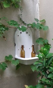 récup vieille fontaine vintage émaillée mur jardin