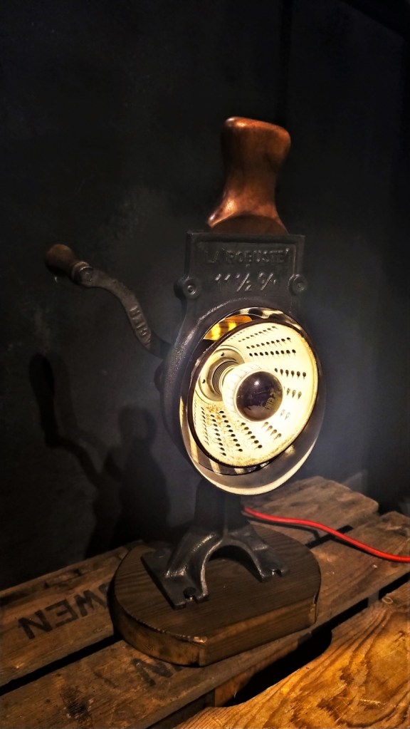 râpe à fromage 1950 upcycling en lampe à poser ampoule rétro vintage recup deco