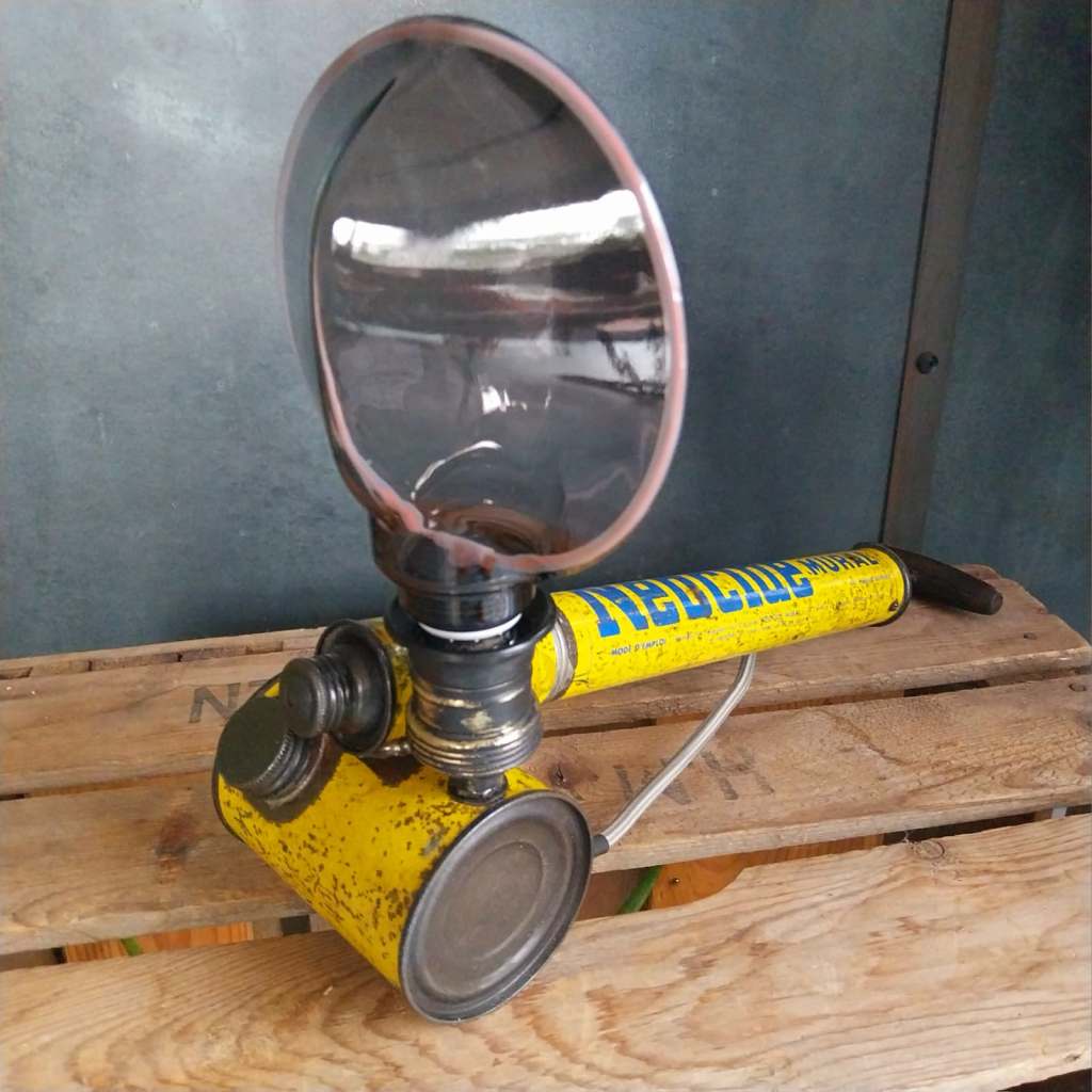 Pulverisateur neocide 1950 lampe a poser retro design recup deco loft atelier